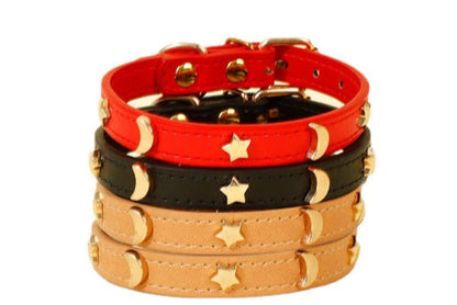 Collier en cuir marron pour chat avec des décorations dorées en forme d'étoile et de lune.