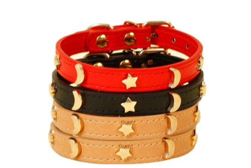 Collier en cuir marron pour chat avec des décorations dorées en forme d'étoile et de lune.